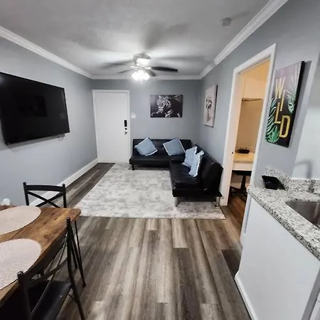 Blue Shark *G15* @ Montrose Private 1Br King Apartment
